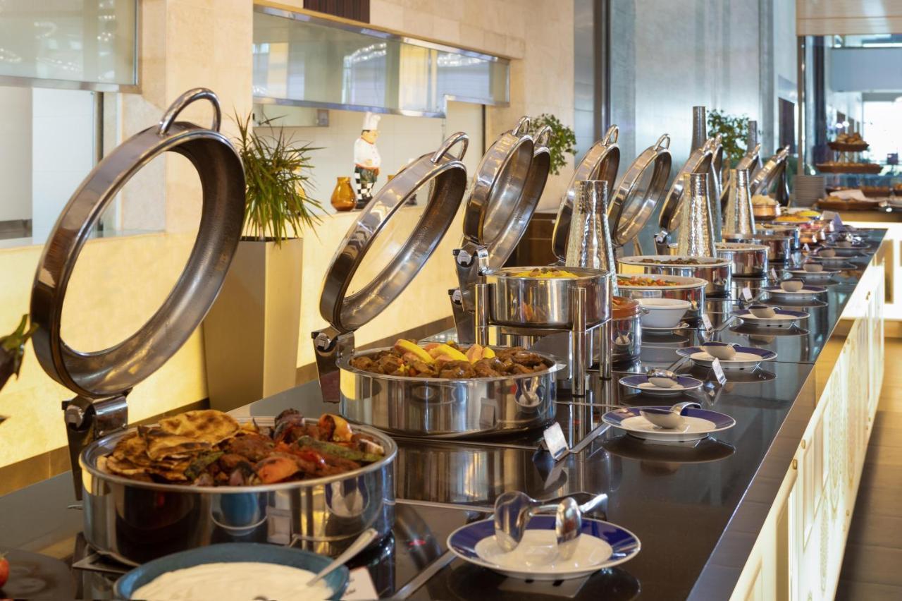 Crowne Plaza Riyadh - Rdc Hotel & Convention By Ihg Exterior photo A buffet at a hotel