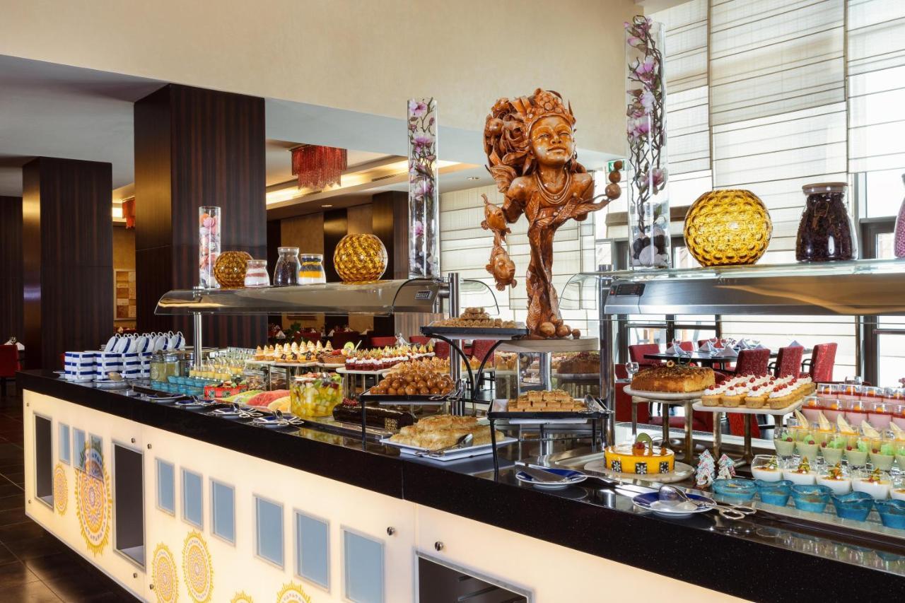 Crowne Plaza Riyadh - Rdc Hotel & Convention By Ihg Exterior photo A buffet at a hotel