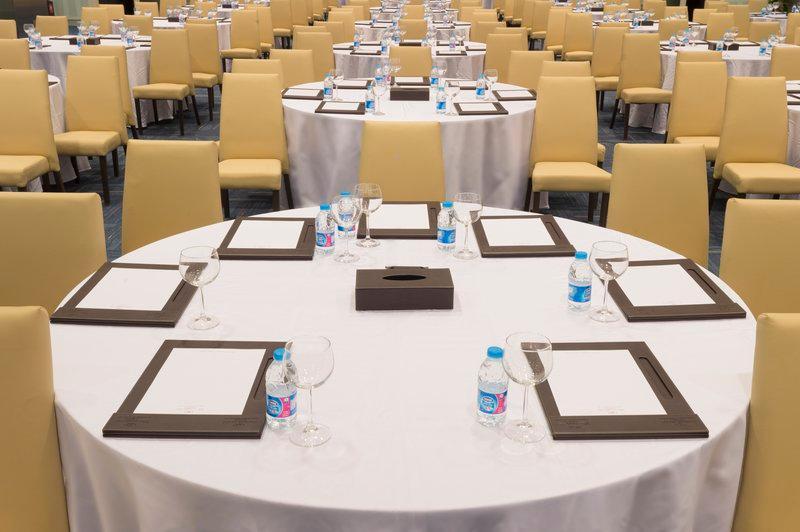 Crowne Plaza Riyadh - Rdc Hotel & Convention By Ihg Exterior photo A table set for a meeting